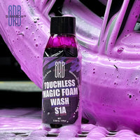 Jabón para lavado de autos con espuma rosa Extreme Bodywash y cera.